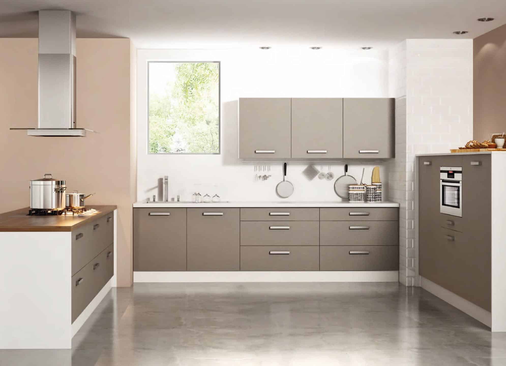 Muebles de cocina a medida en color topo con encimera de madera en Tomelloso