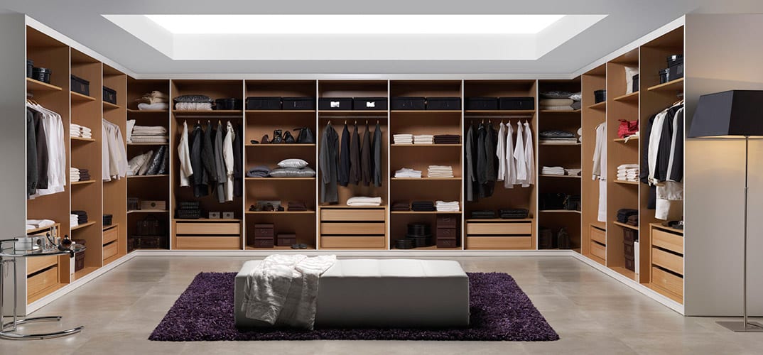 Interior de armario con pantalonero extraíble a medida en Tomelloso