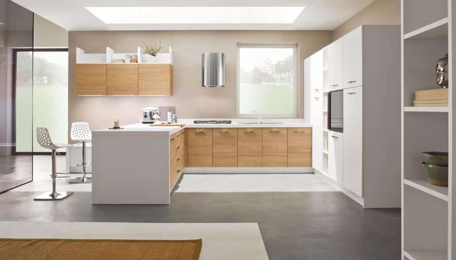 Mueble de baño suspendido blanco y azulejos grises en Tomelloso