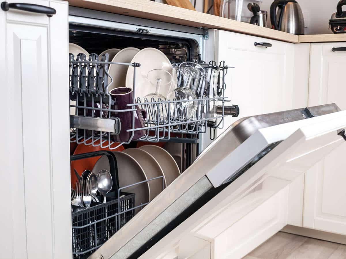 Lavavajillas integrado en mueble de cocina blanco en Tomelloso