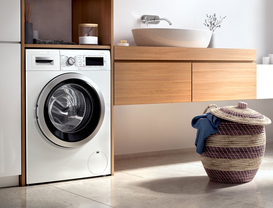 Lavadora encastrada en mueble de madera a medida para baño en Tomelloso