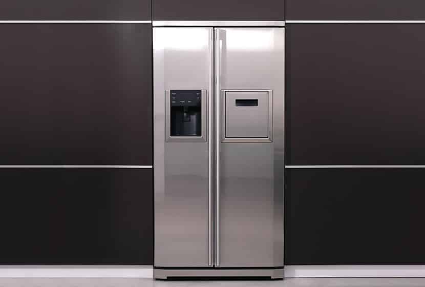 Frigorífico americano de acero inoxidable integrado en mueble de cocina en Tomelloso