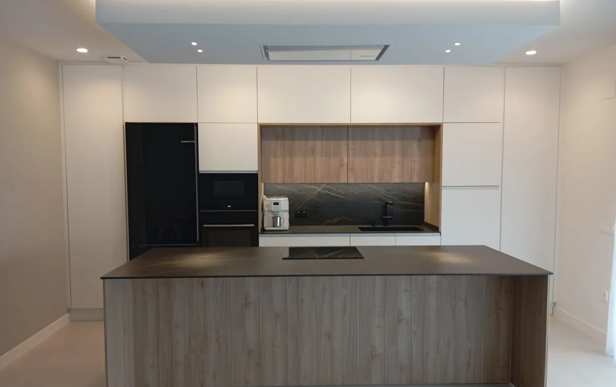 Cocina a medida moderna con isla central