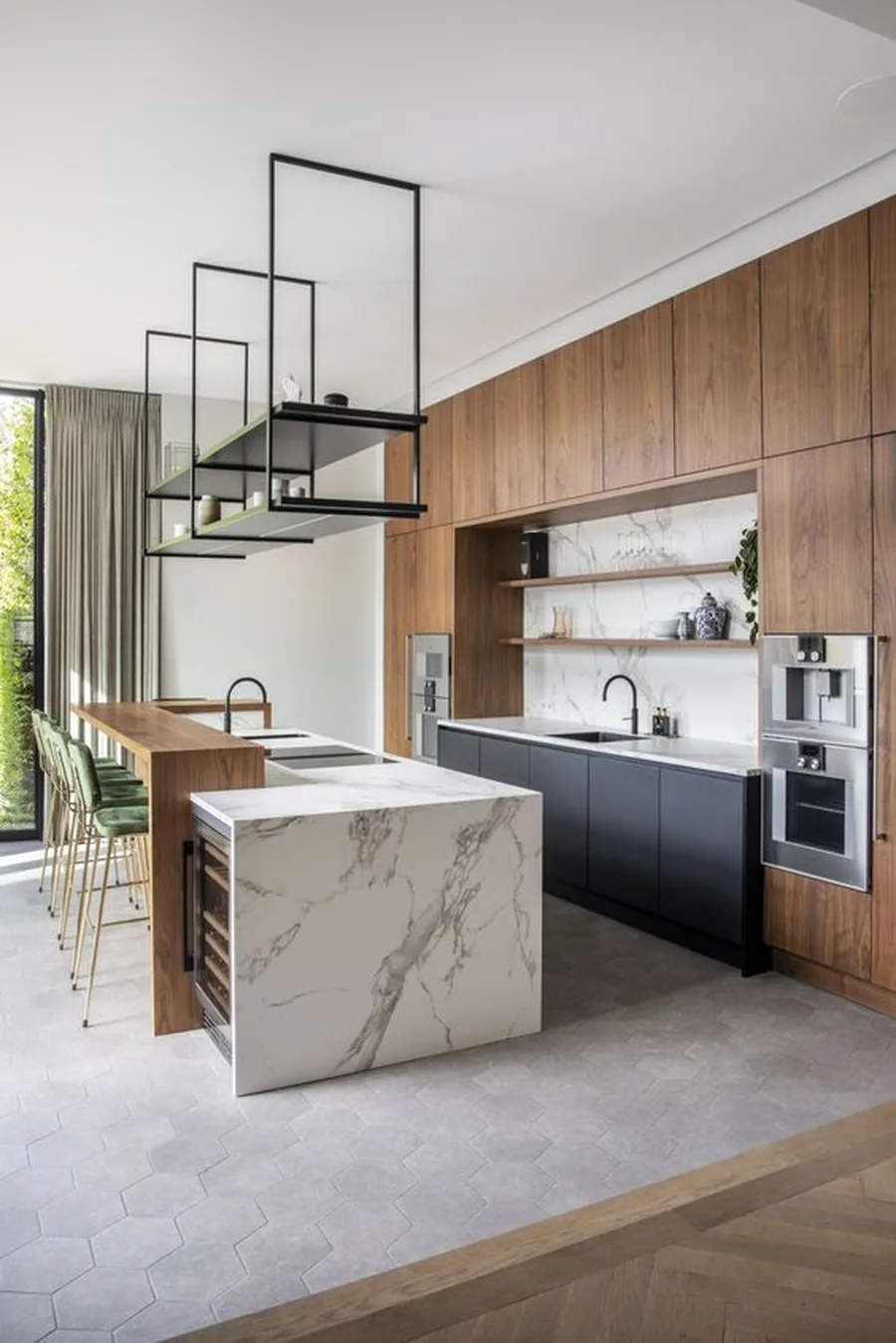 Cocina moderna a medida con isla y mobiliario de madera