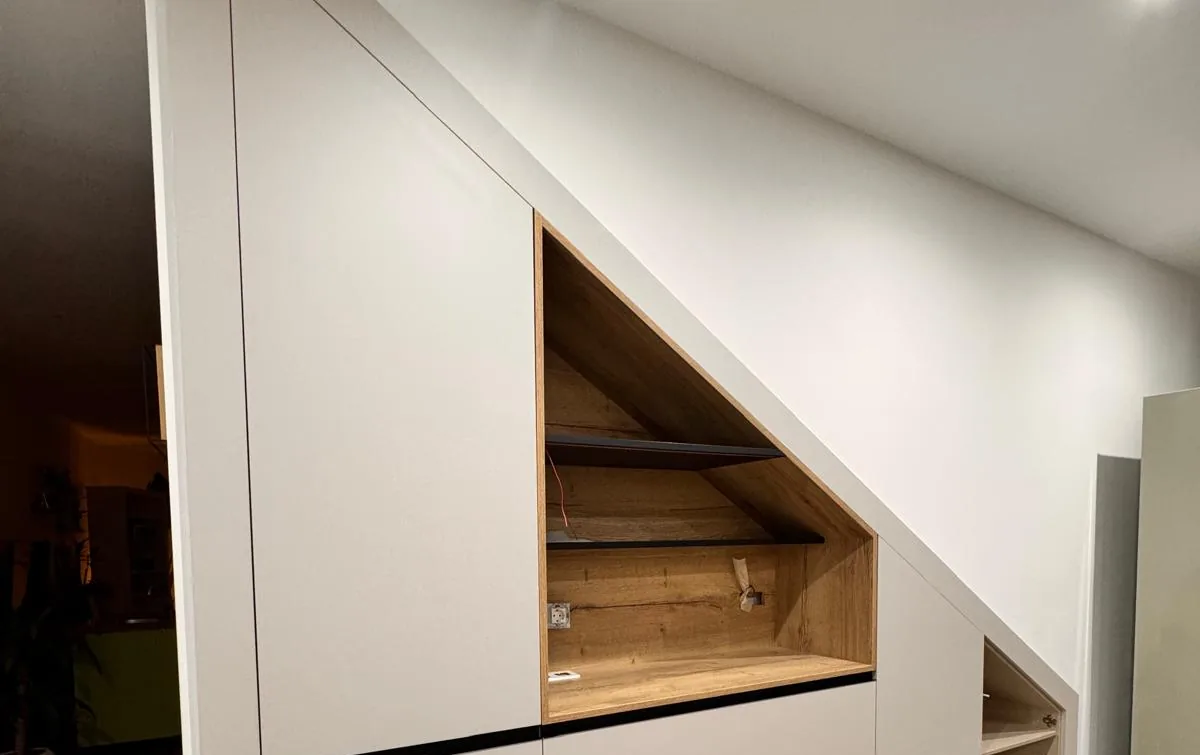 Mueble a medida bajo escalera para aprovechar el espacio