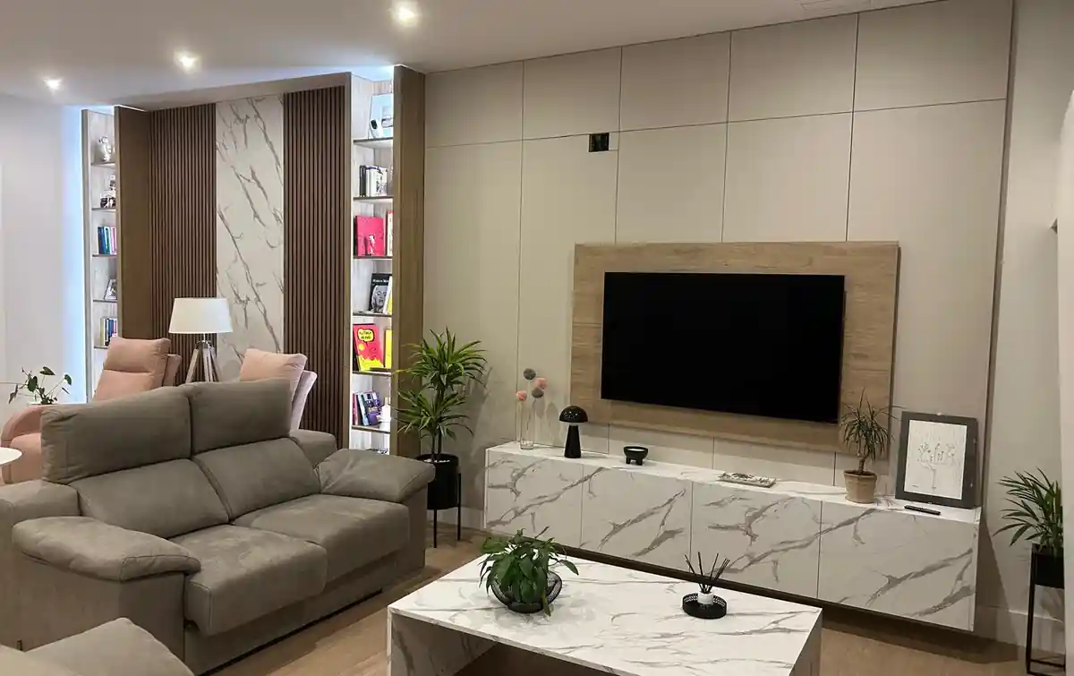 Proyecto de salón con mueble a medida realizado por SIUX en Tomelloso