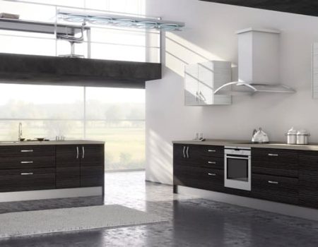 Cocina moderna de diseño lineal con muebles inferiores oscuros texturizados, armarios superiores blancos y campana de acero inoxidable en Tomelloso