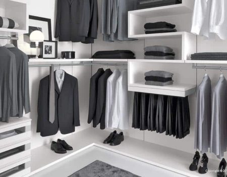 Vestidor a medida moderno en color blanco con barras para colgar ropa y estanterías modulares en Tomelloso