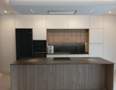 Cocina a medida moderna con isla central