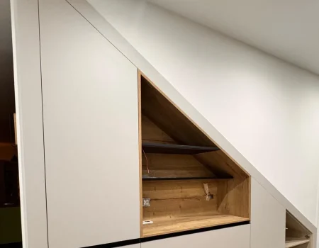 Mueble a medida bajo escalera para aprovechar el espacio